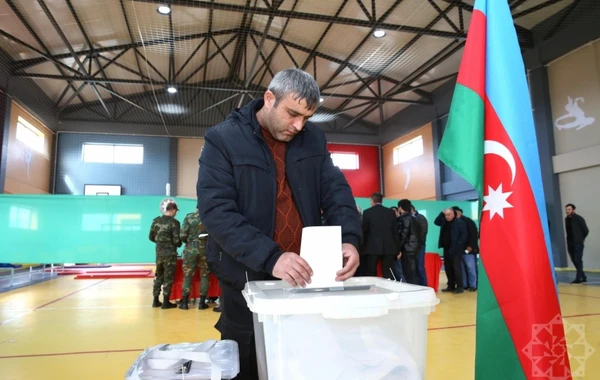 Ağalı kəndində səsvermə prosesindən FOTOREPORTAJ