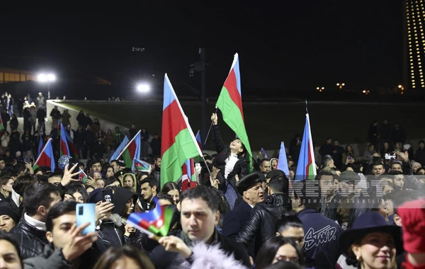 Bakıda Heydər Əliyev Mərkəzinin qarşısında xalq seçkinin ilkin nəticələrini qeyd edir - FOTO