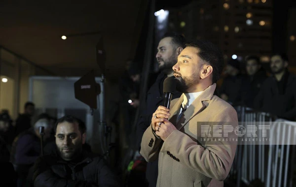 Bakıda Heydər Əliyev Mərkəzinin qarşısında xalq seçkinin ilkin nəticələrini qeyd edir - FOTO