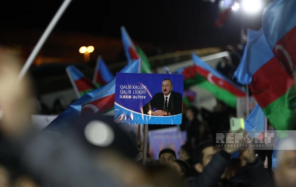 Bakıda Heydər Əliyev Mərkəzinin qarşısında xalq seçkinin ilkin nəticələrini qeyd edir - FOTO