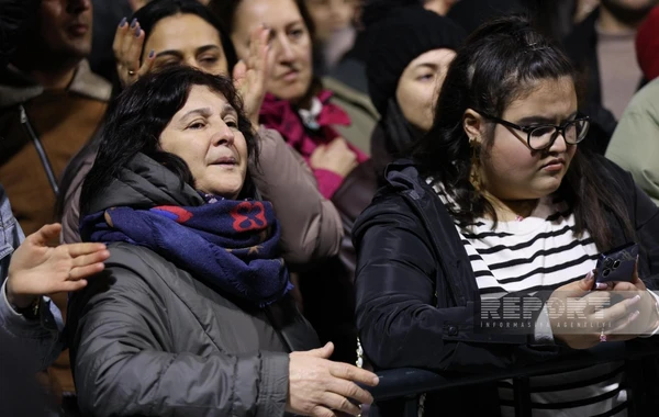 Bakıda Heydər Əliyev Mərkəzinin qarşısında xalq seçkinin ilkin nəticələrini qeyd edir - FOTO