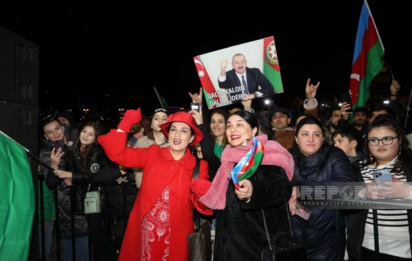 Bakıda Heydər Əliyev Mərkəzinin qarşısında xalq seçkinin ilkin nəticələrini qeyd edir - FOTO