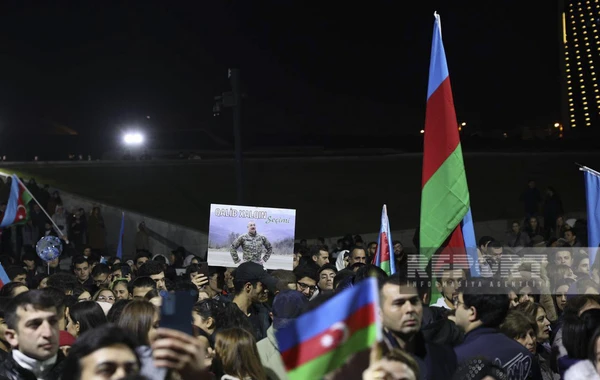 Bakıda Heydər Əliyev Mərkəzinin qarşısında xalq seçkinin ilkin nəticələrini qeyd edir - FOTO