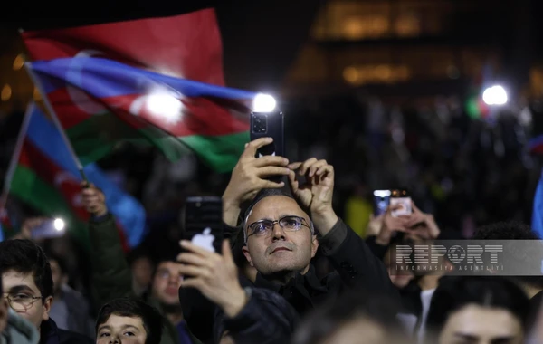 Bakıda Heydər Əliyev Mərkəzinin qarşısında xalq seçkinin ilkin nəticələrini qeyd edir - FOTO