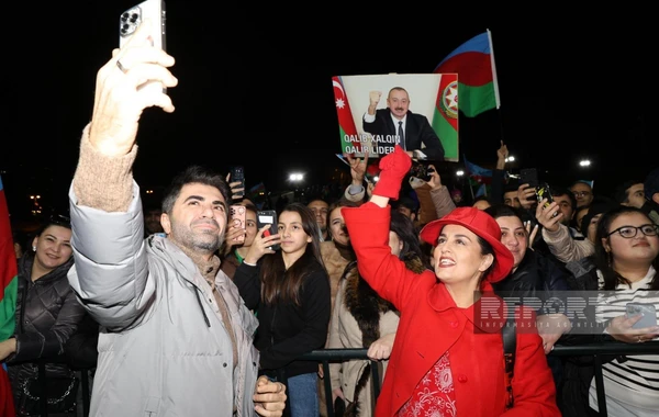 Bakıda Heydər Əliyev Mərkəzinin qarşısında xalq seçkinin ilkin nəticələrini qeyd edir - FOTO