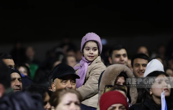Bakıda Heydər Əliyev Mərkəzinin qarşısında xalq seçkinin ilkin nəticələrini qeyd edir - FOTO