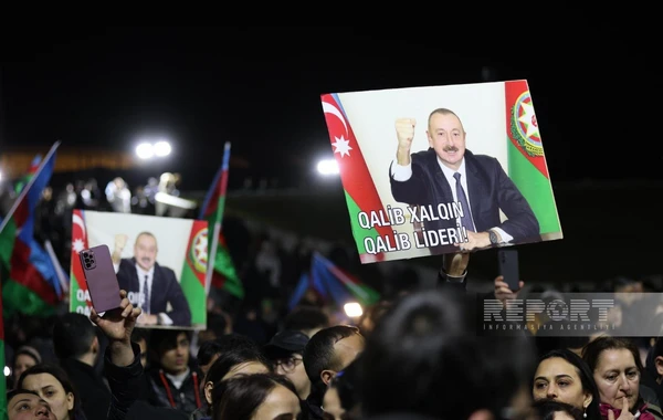 Bakıda Heydər Əliyev Mərkəzinin qarşısında xalq seçkinin ilkin nəticələrini qeyd edir - FOTO