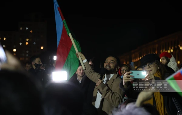 Bakıda Heydər Əliyev Mərkəzinin qarşısında xalq seçkinin ilkin nəticələrini qeyd edir - FOTO