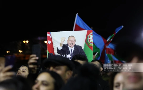 Bakıda Heydər Əliyev Mərkəzinin qarşısında xalq seçkinin ilkin nəticələrini qeyd edir - FOTO