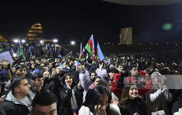 Bakıda Heydər Əliyev Mərkəzinin qarşısında xalq seçkinin ilkin nəticələrini qeyd edir - FOTO