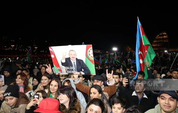 Bakıda Heydər Əliyev Mərkəzinin qarşısında xalq seçkinin ilkin nəticələrini qeyd edir - FOTO