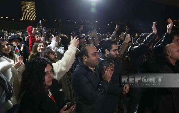 Bakıda Heydər Əliyev Mərkəzinin qarşısında xalq seçkinin ilkin nəticələrini qeyd edir - FOTO