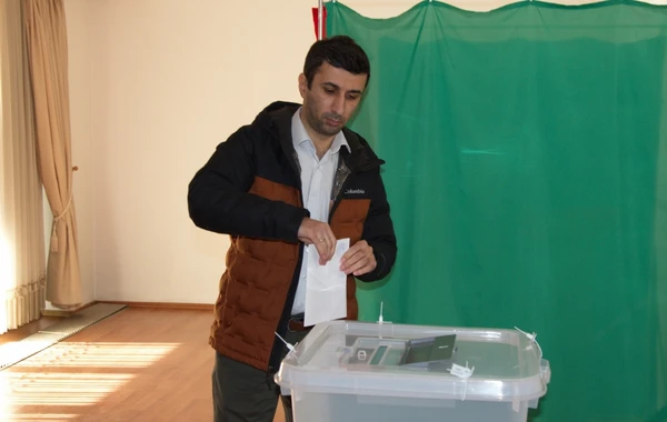 Buxarestdə səsvermə prosesi seçicilərin yüksək fəallığı ilə başa çatıb - FOTO