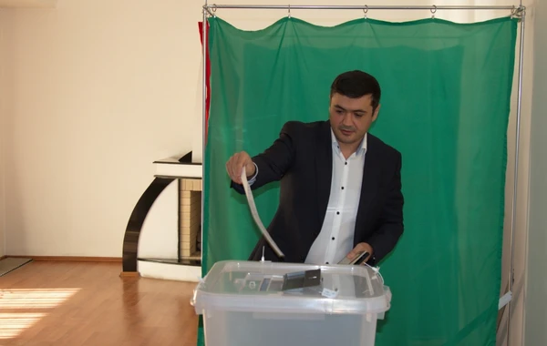Buxarestdə səsvermə prosesi seçicilərin yüksək fəallığı ilə başa çatıb - FOTO