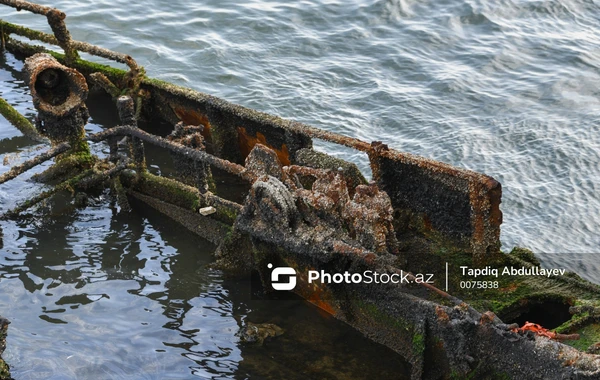 На Приморском бульваре обнажились останки затонувшего корабля - ФОТОРЕПОРТАЖ