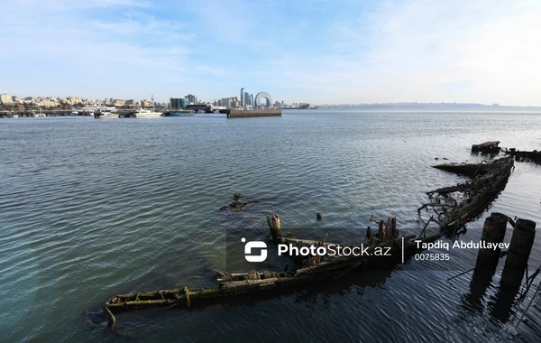 На Приморском бульваре обнажились останки затонувшего корабля - ФОТОРЕПОРТАЖ