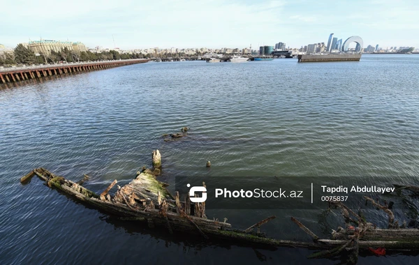 На Приморском бульваре обнажились останки затонувшего корабля - ФОТОРЕПОРТАЖ