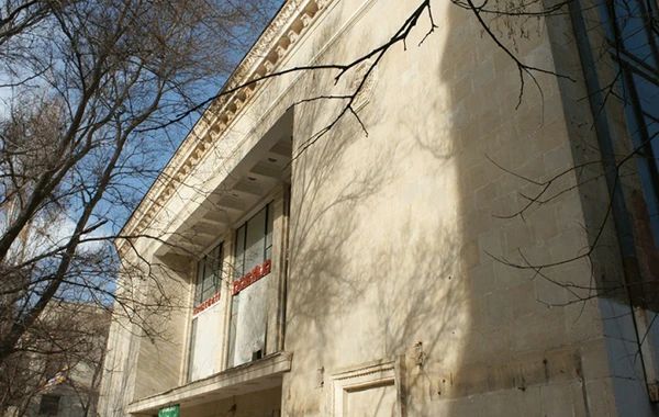 В Баку сносят исторический кинотеатр "Достлуг"? - ФОТО