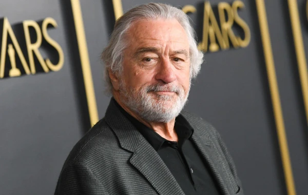 80 yaşlı Robert De Niro ilk dəfə 10 aylıq qızı ilə - FOTO