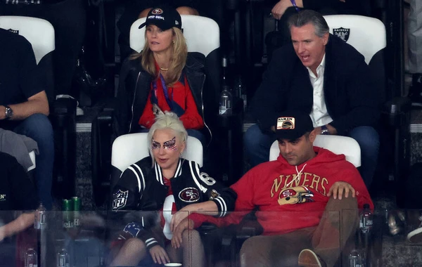 Леди Гага впервые за долгое время вышла на публику с возлюбленным