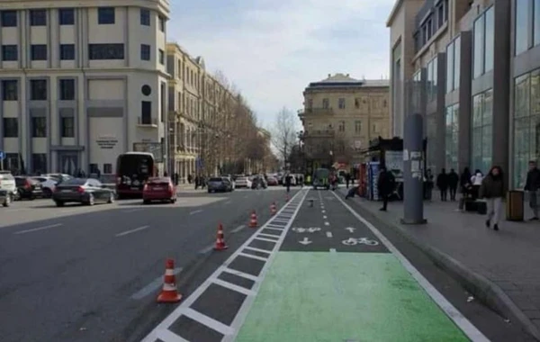 Bakının daha bir küçəsində velosiped yolları salınır - FOTO