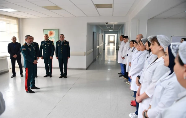 Elçin Quliyev Ermənistanın təxribatı nəticəsində yaralanmış hərbi qulluqçunu ziyarət edib - FOTO