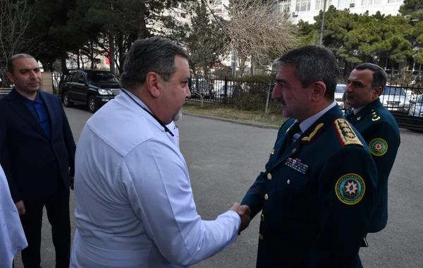 Elçin Quliyev Ermənistanın təxribatı nəticəsində yaralanmış hərbi qulluqçunu ziyarət edib - FOTO