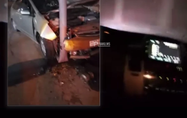 İdarəetməni itirən sürücü “Prius”u dirəyə çırpdı - ANBAAN VİDEO