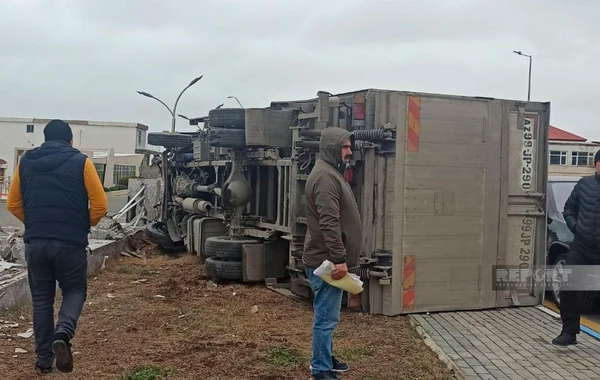 Sumqayıtda "Prius"la toqquşan yük maşını aşıb - Xəsarət alanlar var - FOTO