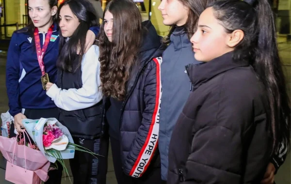 Avropa çempionatında üç medal qazanan qadın güləşçilərimiz Vətənə qayıdıblar - FOTO