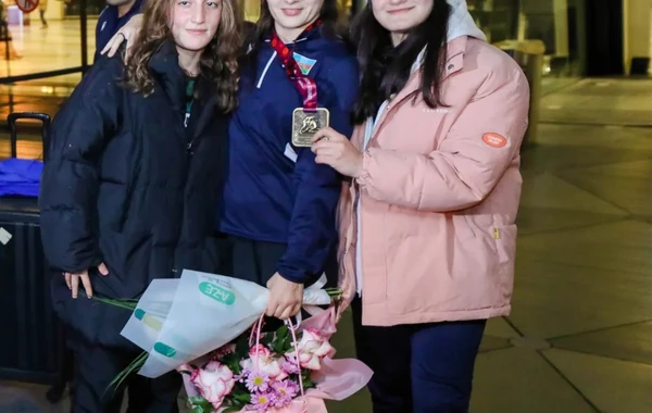 Avropa çempionatında üç medal qazanan qadın güləşçilərimiz Vətənə qayıdıblar - FOTO