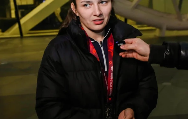 Avropa çempionatında üç medal qazanan qadın güləşçilərimiz Vətənə qayıdıblar - FOTO