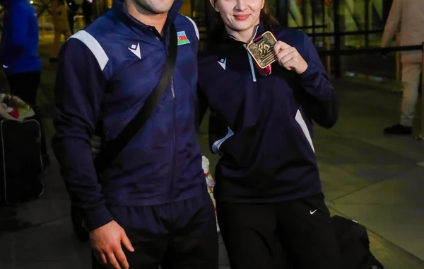 Avropa çempionatında üç medal qazanan qadın güləşçilərimiz Vətənə qayıdıblar - FOTO
