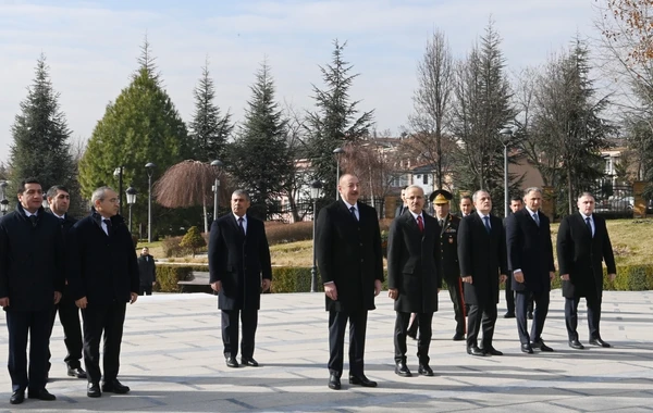 Президент Ильхам Алиев посетил памятник великому лидеру Гейдару Алиеву в Анкаре - ОБНОВЛЕНО + ФОТО