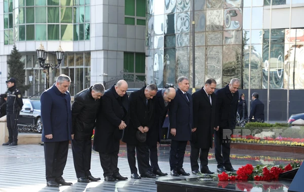 Dövlət və hökumət rəsmiləri Xocalı soyqırımı abidəsini ziyarət ediblər - FOTO