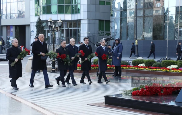 Dövlət və hökumət rəsmiləri Xocalı soyqırımı abidəsini ziyarət ediblər - FOTO