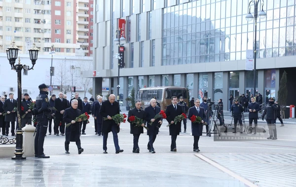 Dövlət və hökumət rəsmiləri Xocalı soyqırımı abidəsini ziyarət ediblər - FOTO