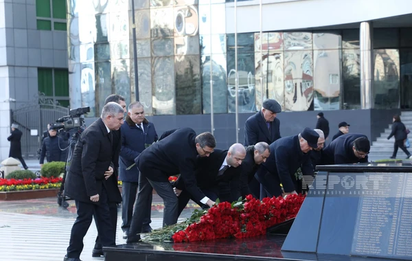 Dövlət və hökumət rəsmiləri Xocalı soyqırımı abidəsini ziyarət ediblər - FOTO