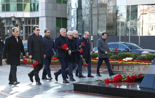 Dövlət və hökumət rəsmiləri Xocalı soyqırımı abidəsini ziyarət ediblər - FOTO