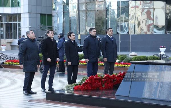 Dövlət və hökumət rəsmiləri Xocalı soyqırımı abidəsini ziyarət ediblər - FOTO