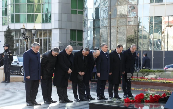 Официальные лица посетили памятник жертвам Ходжалинского геноцида - ФОТО