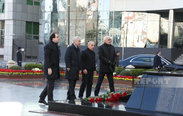 Официальные лица посетили памятник жертвам Ходжалинского геноцида - ФОТО