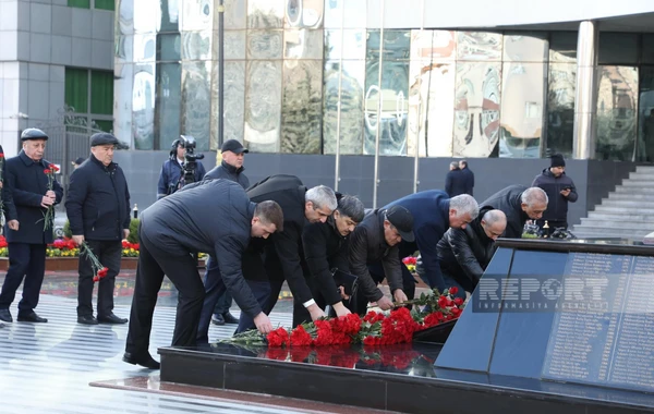 Официальные лица посетили памятник жертвам Ходжалинского геноцида - ФОТО