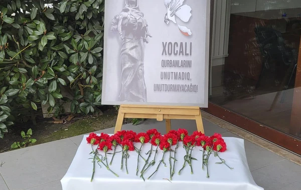 İstanbulun küçələrində quraşdırılan monitorlarda Xocalı soyqırımı ilə bağlı görüntülər nümayiş olunur - FOTO