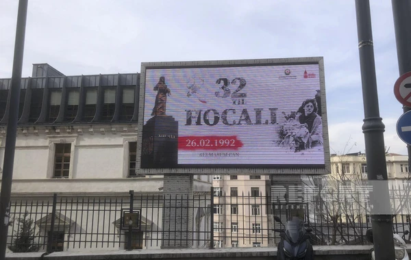İstanbulun küçələrində quraşdırılan monitorlarda Xocalı soyqırımı ilə bağlı görüntülər nümayiş olunur - FOTO