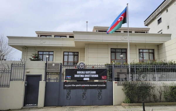 İstanbulun küçələrində quraşdırılan monitorlarda Xocalı soyqırımı ilə bağlı görüntülər nümayiş olunur - FOTO