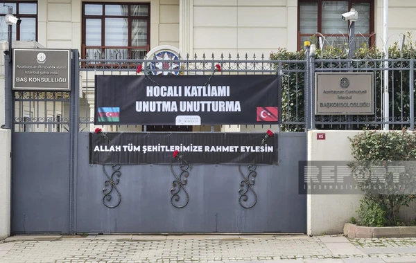 İstanbulun küçələrində quraşdırılan monitorlarda Xocalı soyqırımı ilə bağlı görüntülər nümayiş olunur - FOTO