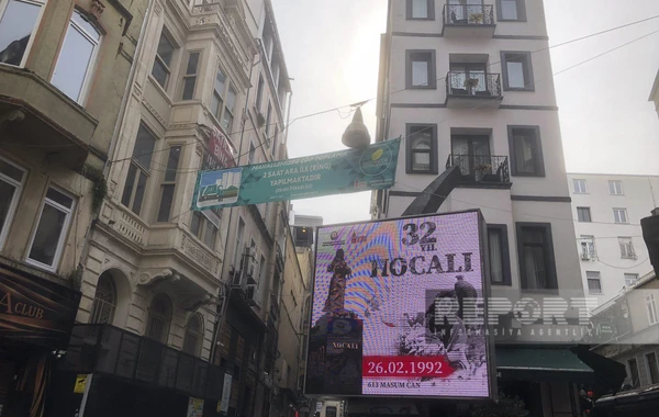İstanbulun küçələrində quraşdırılan monitorlarda Xocalı soyqırımı ilə bağlı görüntülər nümayiş olunur - FOTO