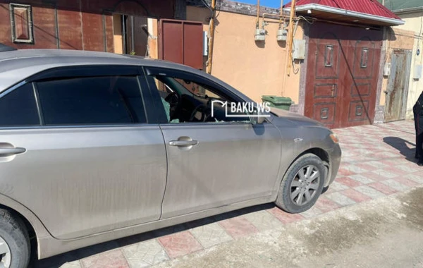 В Сумгайыте мужчина разбил стекло автомобиля и украл кошелек - ВИДЕО