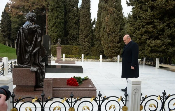 Mixail Mişustin Fəxri və Şəhidlər xiyabanlarını ziyarət edib - YENİLƏNİB - FOTO